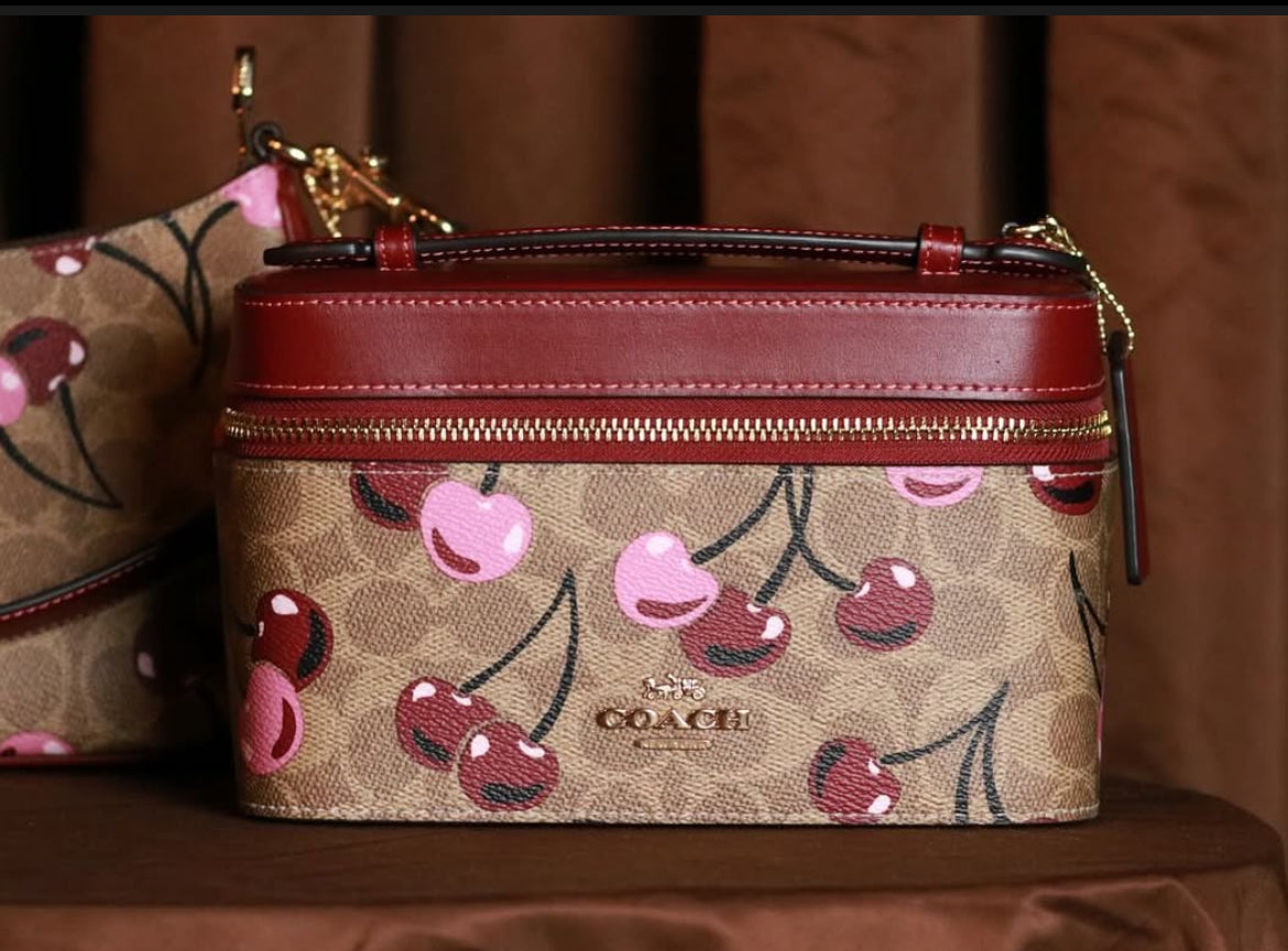 Cosmetiquera🍒 Coach Cherry Print