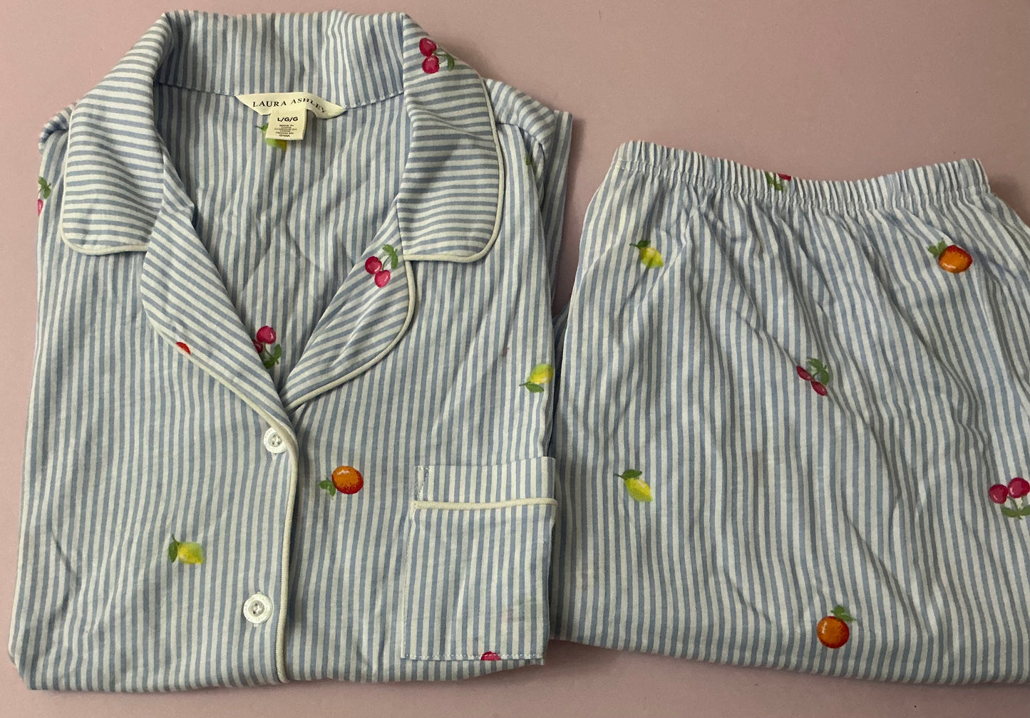 Pijama Laura Ashley rayada con frutitas