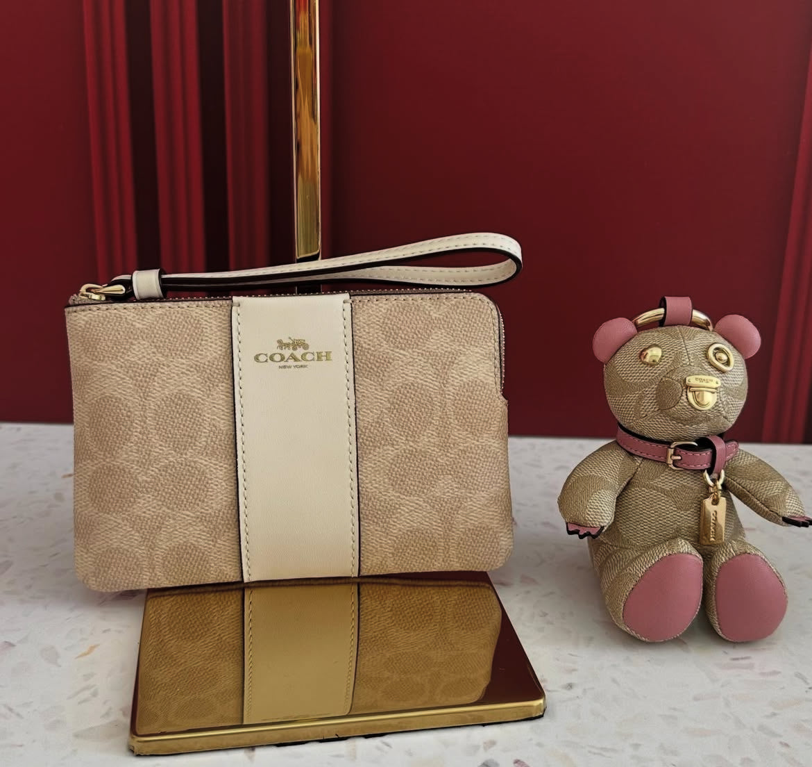 Coach Wrislet Beige&Cream💛🤍