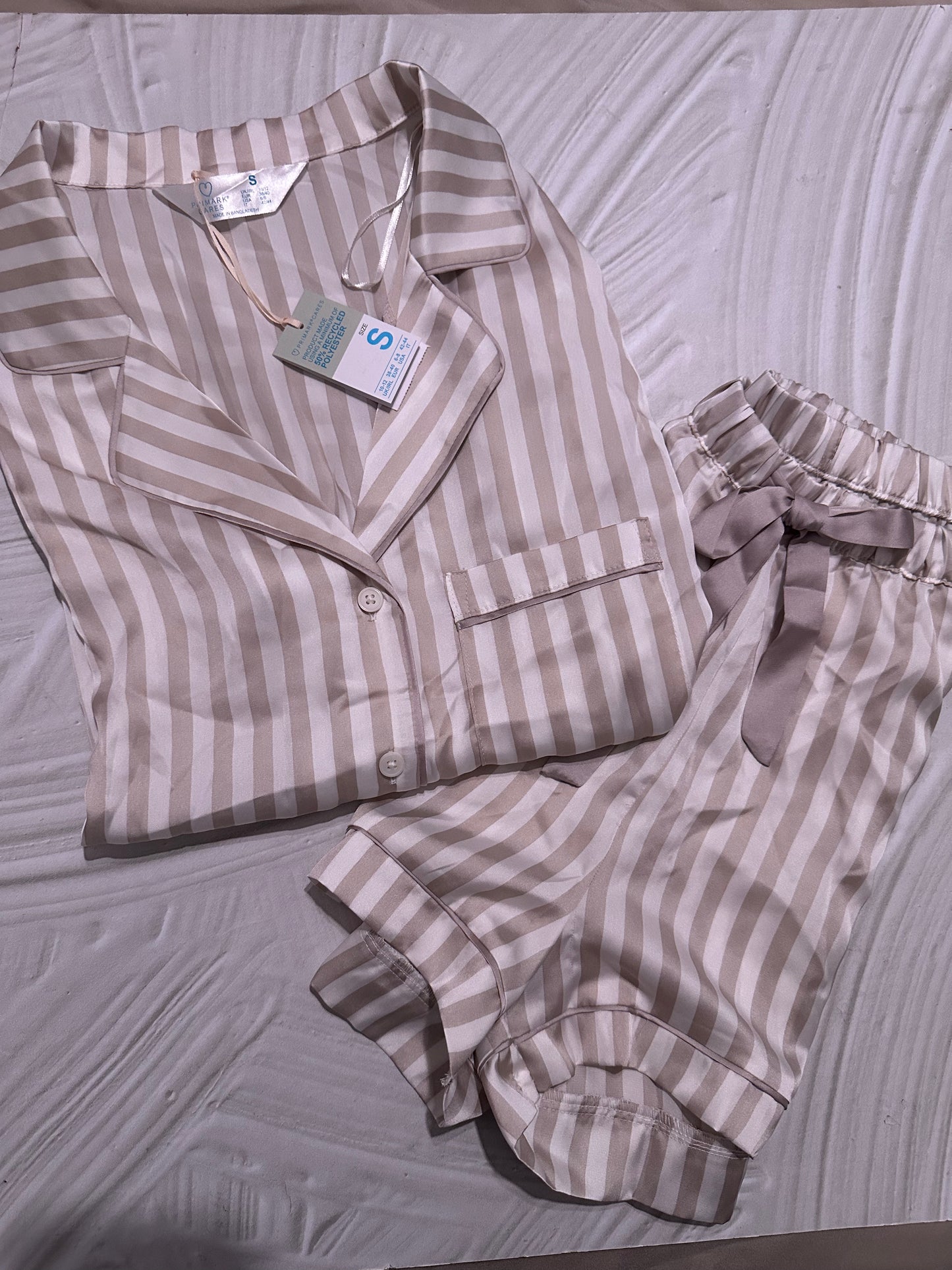 Pijama de Satin Beige y Blanco Rayada