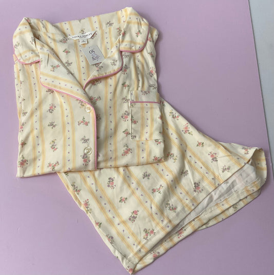 Pijama Amarilla y Flores