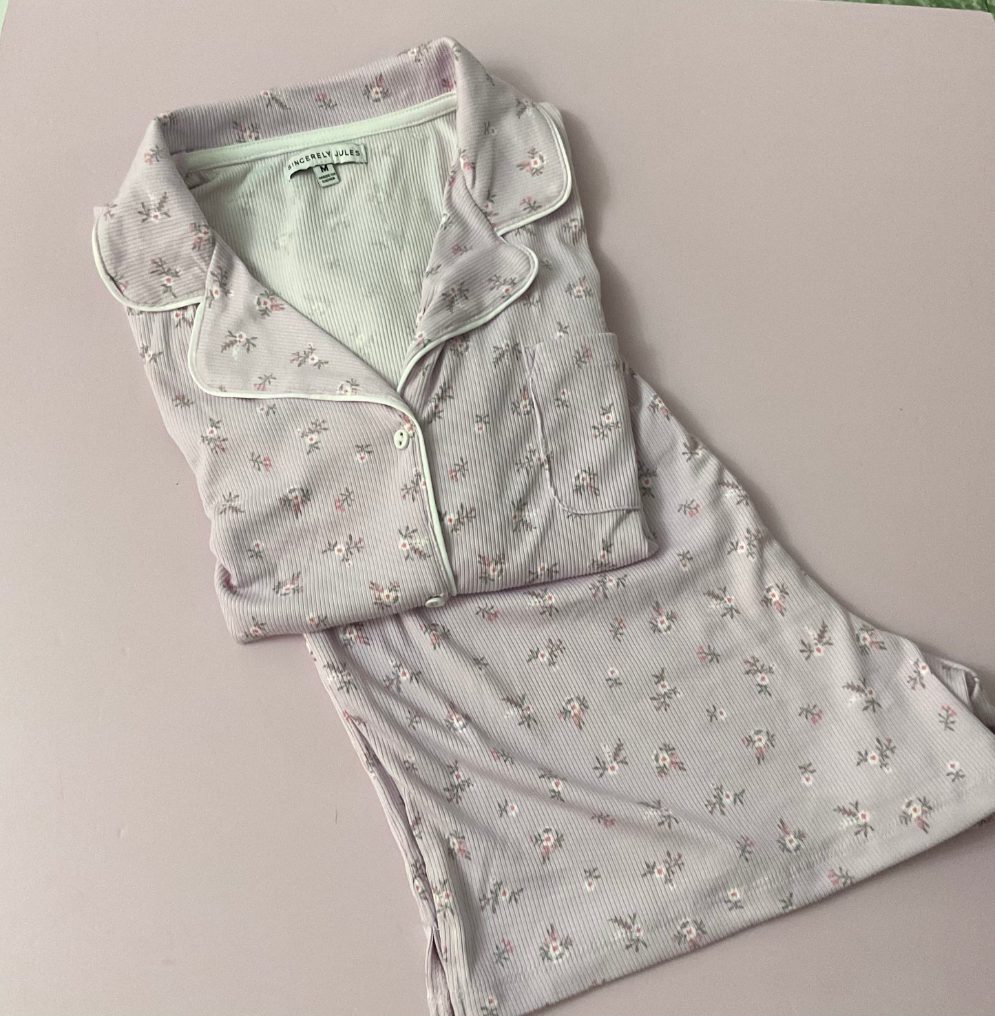 Pijama morada con flores