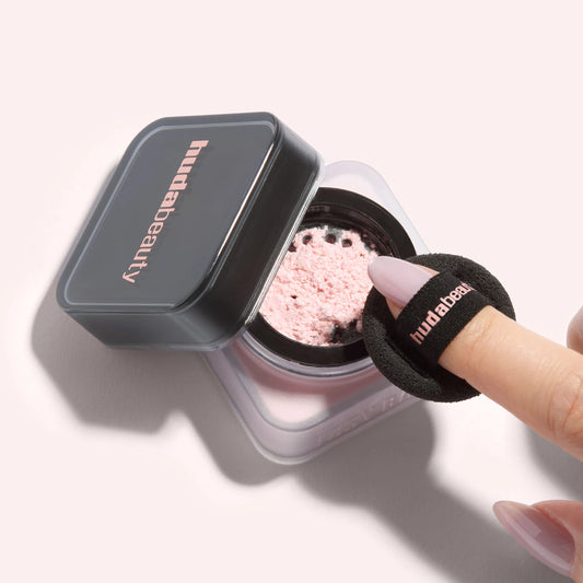 HUDA BEAUTY 
Easy Bake Blurring Loose Baking & Setting Powder
