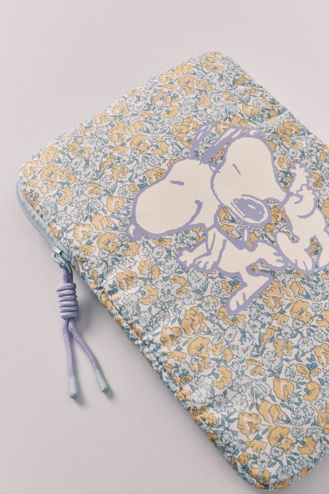 Funda para tablet de florecitas Snoopy